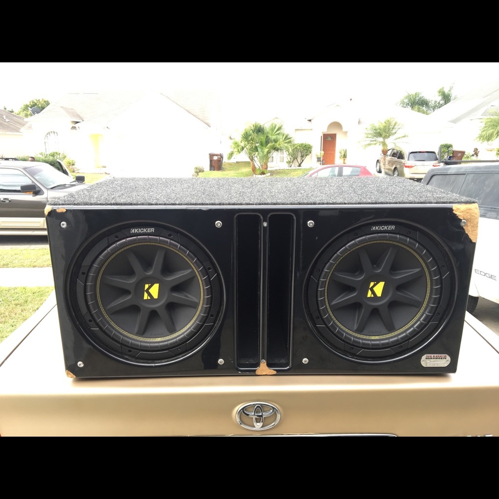 2 12’ Subwoofers Kicker Comp